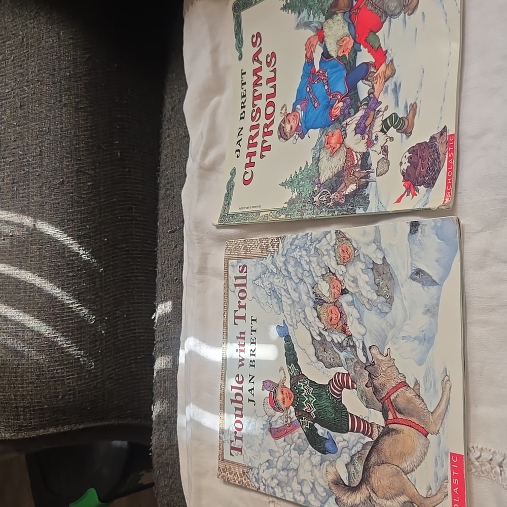 Lot of 7 Jan Brett Books - Picture 2 of 5